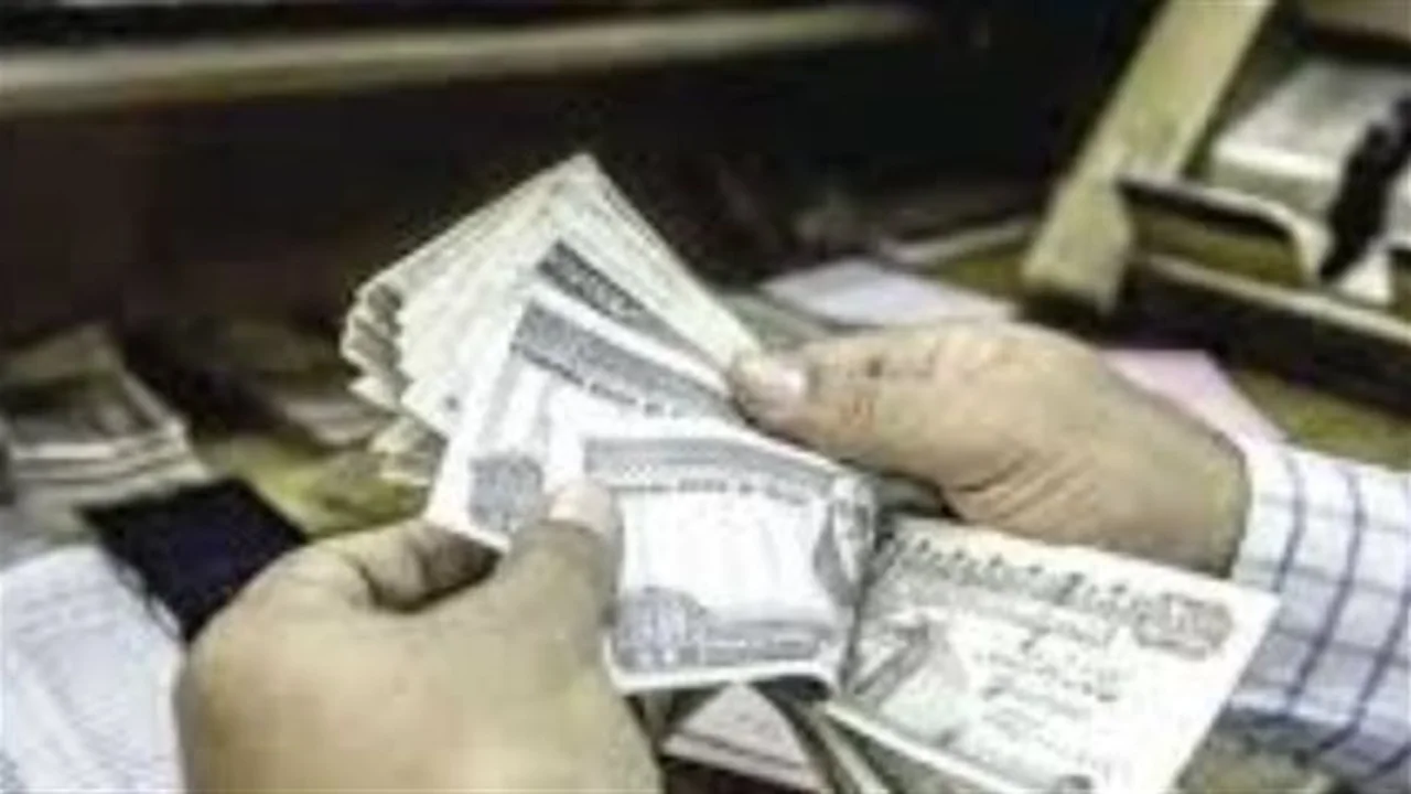 قرارات مدبولي.. تفاصيل الزيادات المالية المرتقبة لموظفي القطاع الإداري في الدولة